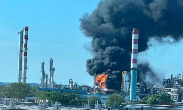 Fáklyaszerűen lángol a megsérült vezeték a MOL üzemében