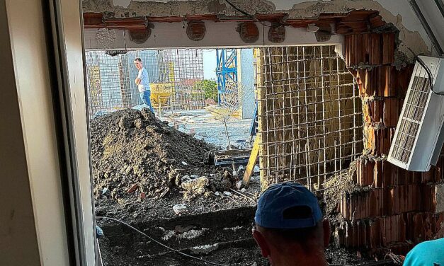 Beomlott egy épület fala Újvidéken, a beton bezúdult egy család lakásába (videóval)