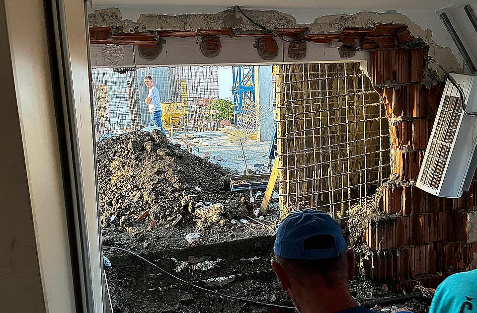 Beomlott egy épület fala Újvidéken, a beton bezúdult egy család lakásába (videóval)
