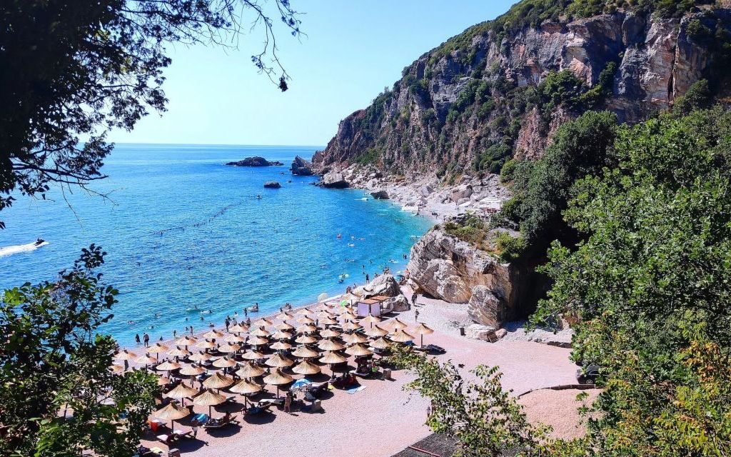 Egy rejtett gyöngyszem Budva és Petrovac között
