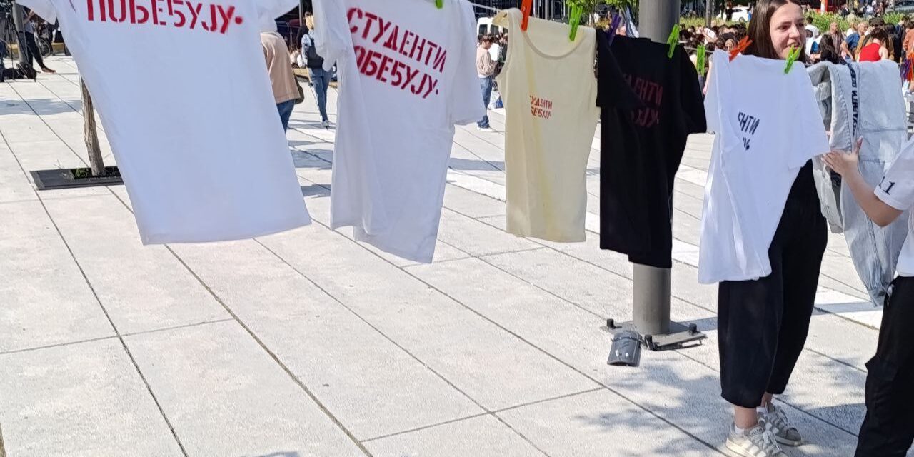 Az egyetemistákat és a haladókat rendőrkordon választja el egymástól a Slaviján