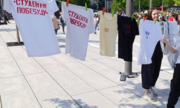 Az egyetemistákat és a haladókat rendőrkordon választja el egymástól a Slaviján