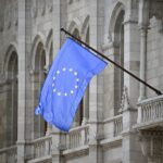 Tizenkét év után visszakerült az uniós zászló a magyar Parlament épületére