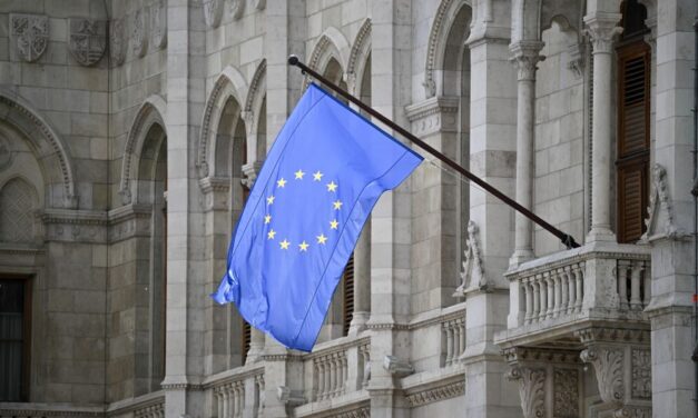 Tizenkét év után visszakerült az uniós zászló a magyar Parlament épületére