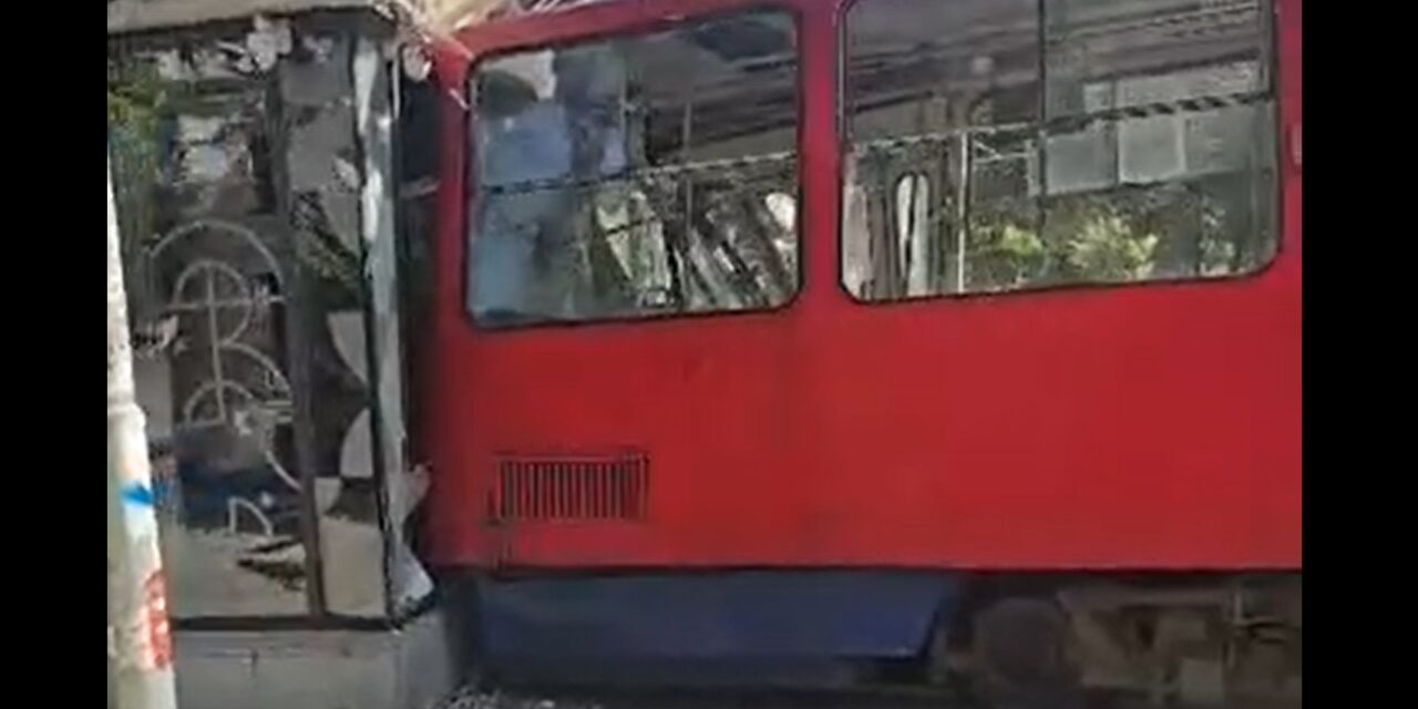 Kisiklott és egy épületnek ütközött egy villamos a fővárosban, többen megsérültek