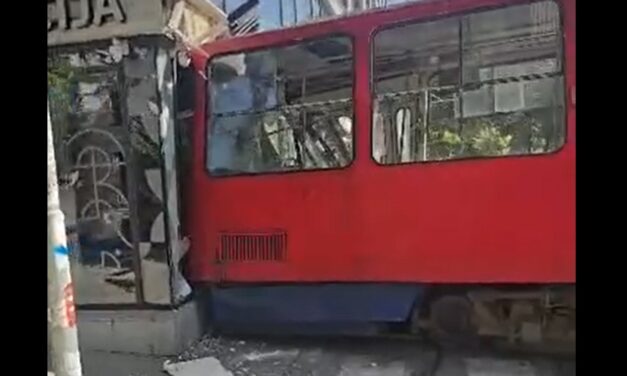 Tizenkét felnőtt és két gyermek sérült meg a villamosbalesetben, hárman súlyosan