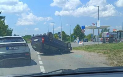 Felborult egy autó Bajmoknál