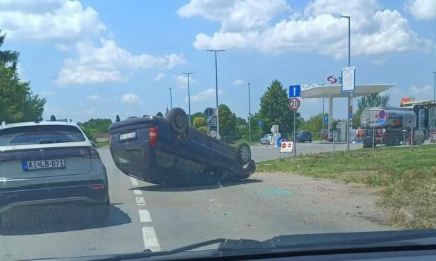 Felborult egy autó Bajmoknál