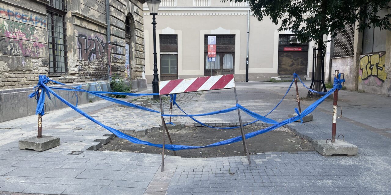 Egy hete nem képesek megjavítani egy úthibát, zsákutca Szabadka központjában