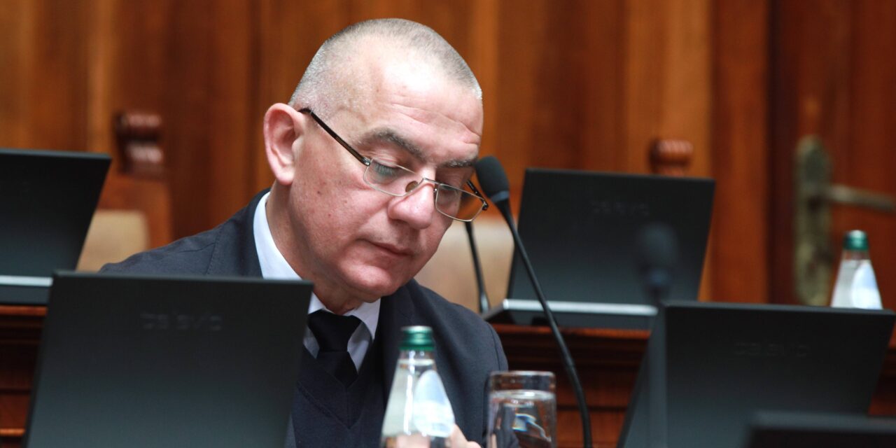 Napirenden a „Mrdić-törvények” módosítása a parlamentben