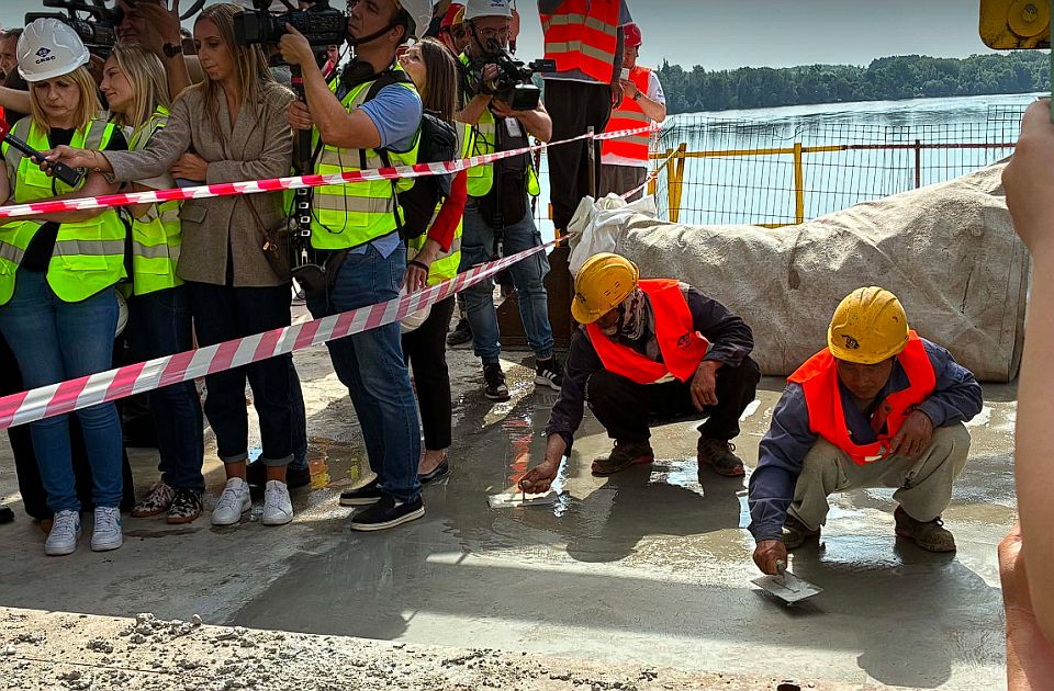 Összekapcsolták az újvidéki új híd fő elemeit