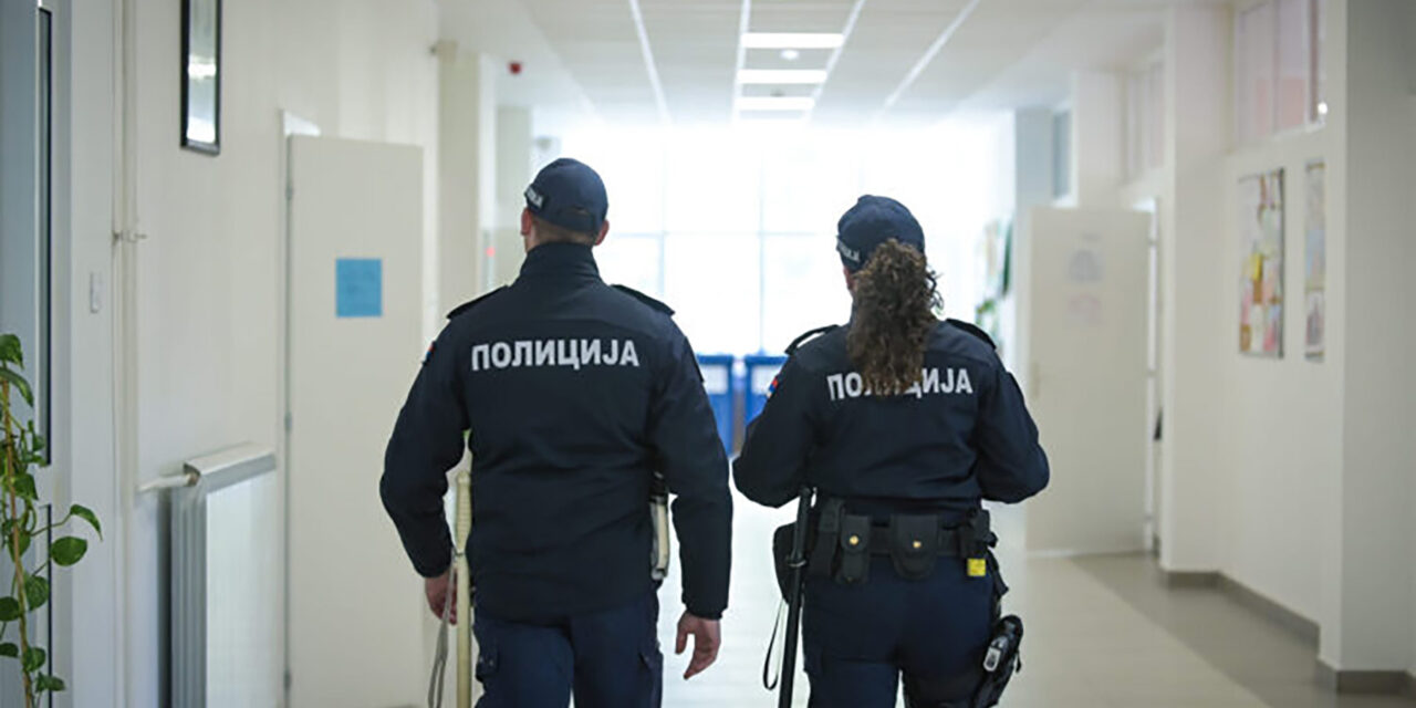 Bombariadó miatt evakuáltak számos iskolát, a rendőrség és az ügyészség is vizsgálódik