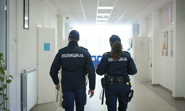 Bombariadó miatt evakuáltak számos iskolát, a rendőrség és az ügyészség is vizsgálódik