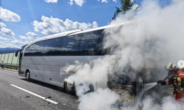 Kigyulladt Ausztriában egy magyar fialatokat szállító busz