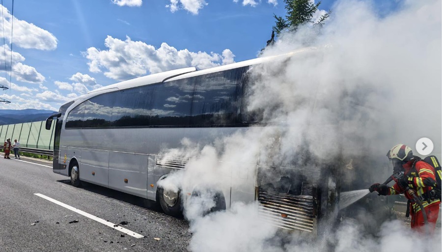 Kigyulladt Ausztriában egy magyar fialatokat szállító busz
