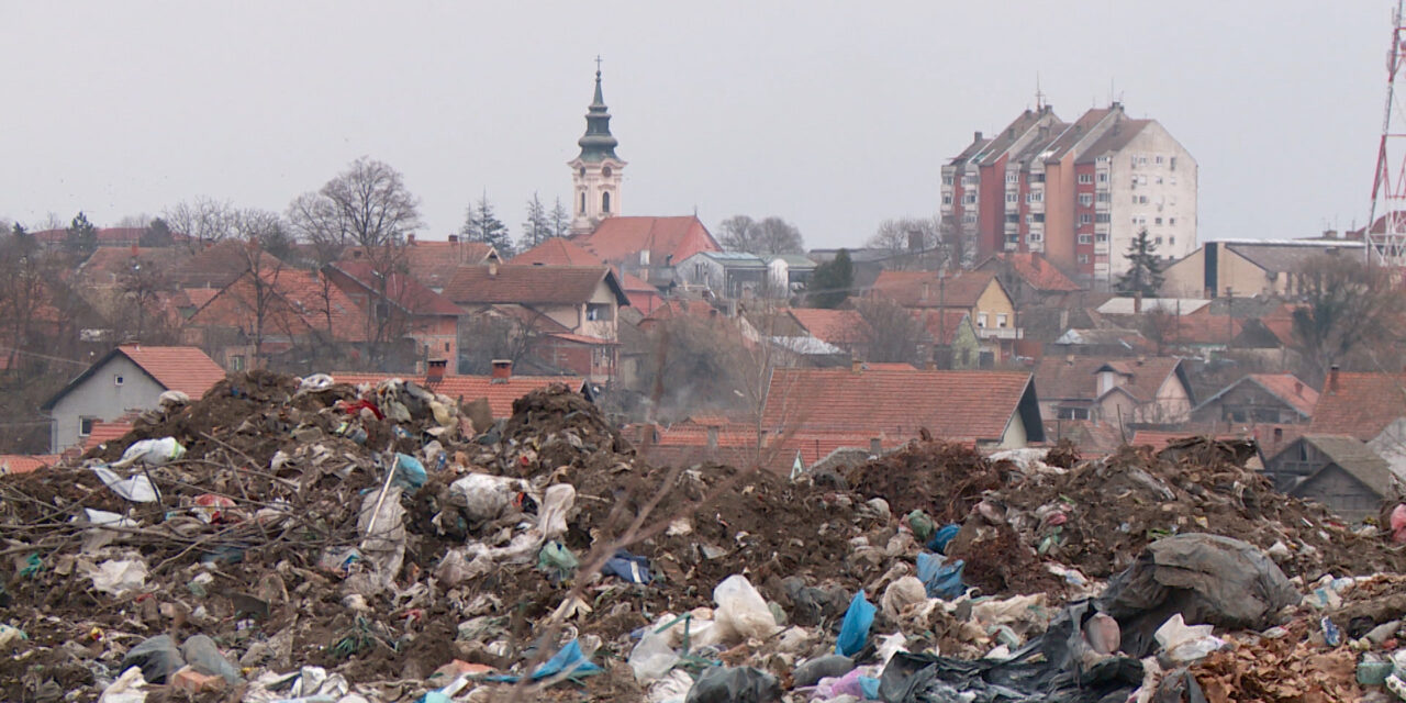 Ég a kevevári hulladéklerakó, sűrű füst terjed a lakóházak és a város felé