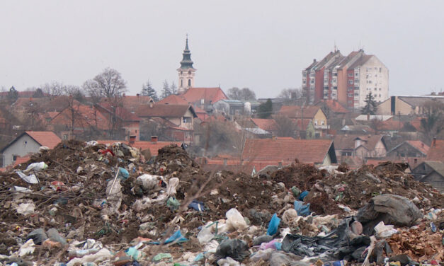 Ég a kevevári hulladéklerakó, sűrű füst terjed a lakóházak és a város felé