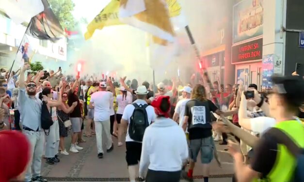 Tűzijátékkal várták a gyalogló egyetemistákat Kraljevóban