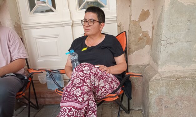 Krisztina csütörtöktől éjjel-nappal az óbecsei községháza előtt folytatja az éhségsztrájkot