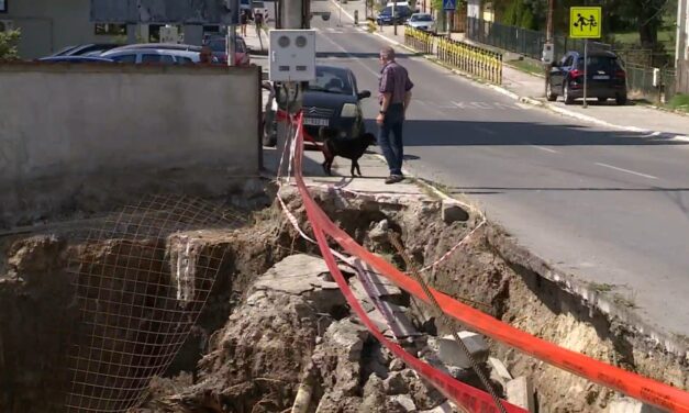 Teljesen beomlott egy út Mladenovacon (videóval)