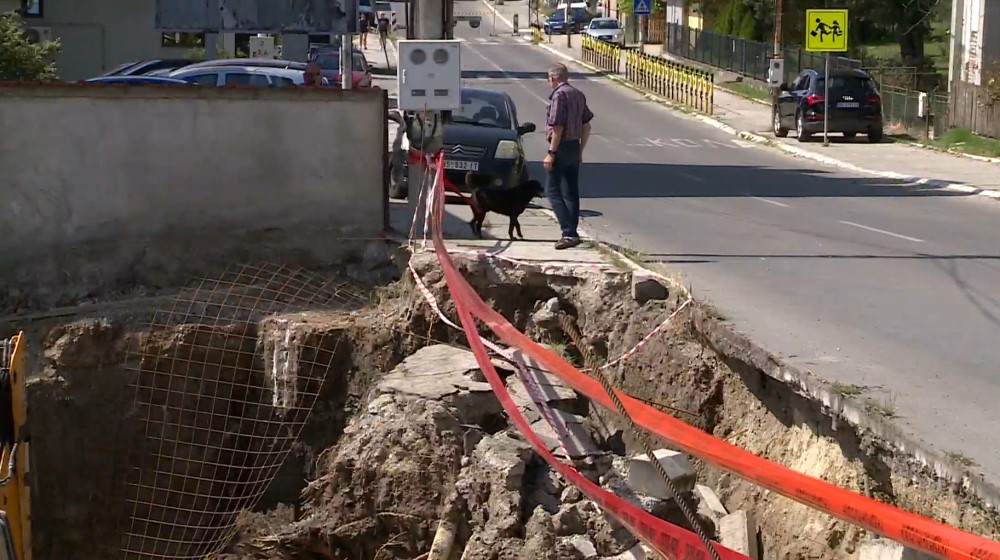 Teljesen beomlott egy út Mladenovacon (videóval)