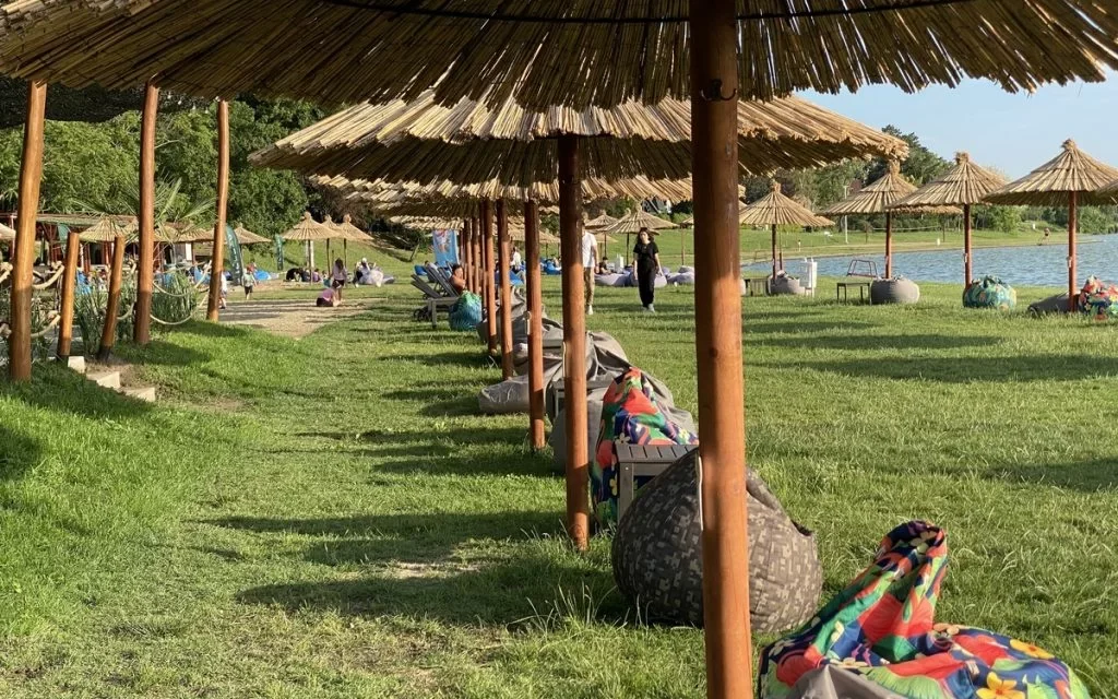 Palicsi Park Kft.: Vannak a strandon napernyők, amelyeket bárki ingyenesen használhat