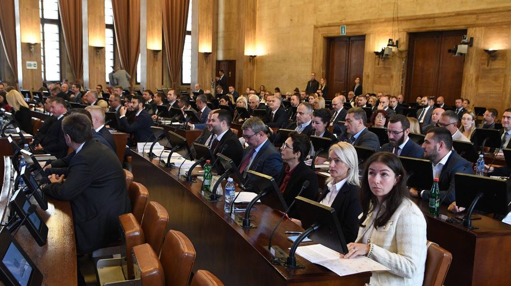 A tartományi hatalom szerint jól gazdálkodtak, az ellenzék szerint felelőtlenül költekeztek