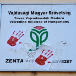 Felmentették a VMSZ táblájára véres kezet ragasztó személyeket