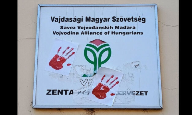 Felmentették a VMSZ táblájára véres kezet ragasztó személyeket
