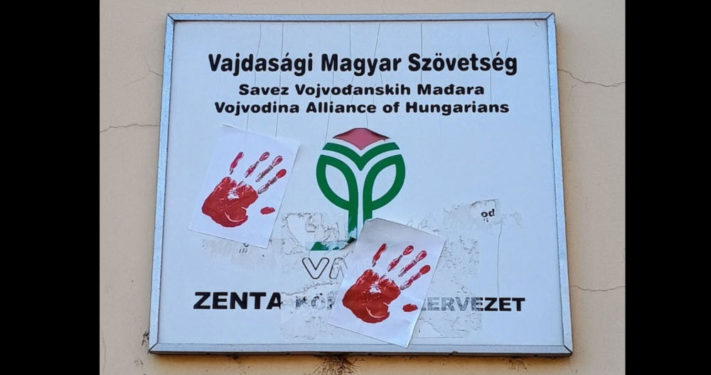 Felmentették a VMSZ táblájára véres kezet ragasztó személyeket