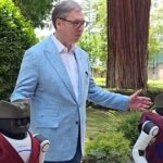Robotok kólójával invitálja mítingre az embereket az államfő (videóval)