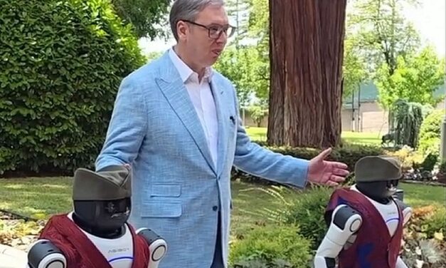 Robotok kólójával invitálja mítingre az embereket az államfő (videóval)