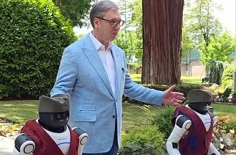 Robotok kólójával invitálja mítingre az embereket az államfő (videóval)