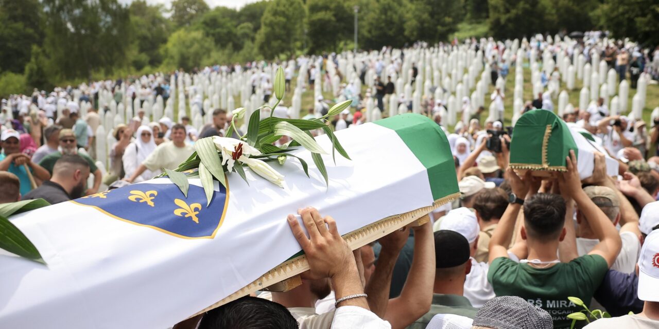 Tíz áldozat eltemetésével zárult a srebrenicai megemlékezés (Fotók)