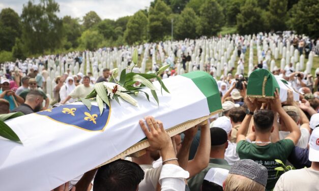 Tíz áldozat eltemetésével zárult a srebrenicai megemlékezés (Fotók)