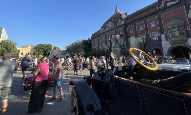Több mint 100 oldtimer és 50 Tomos Szabadkán