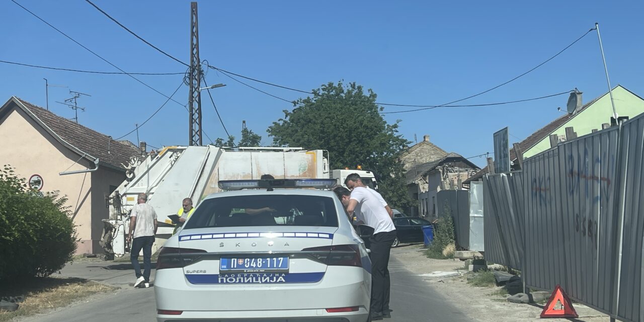 Szemétszállító ütközött személyautóval Szabadkán, lezárták a Bajai út elejét