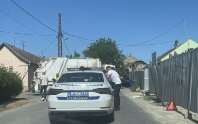Szemétszállító ütközött személyautóval Szabadkán, lezárták a Bajai út elejét