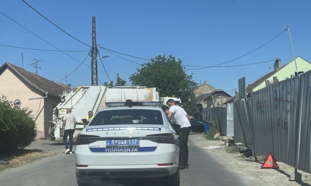 Szemétszállító ütközött személyautóval Szabadkán, lezárták a Bajai út elejét