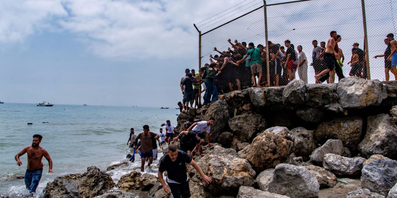 Több mint 60 ezer migráns érkezett a 83 ezer lakosú Ceutába