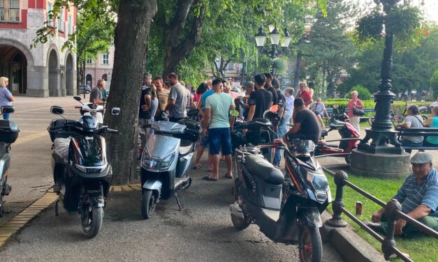 Egyelőre felfüggesztik a tiltakozást a szabadkai mopedtulajdonosok