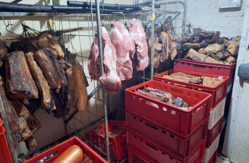 Hét tonna sertéshúst foglaltak le az egyik vajdasági gazdaságban