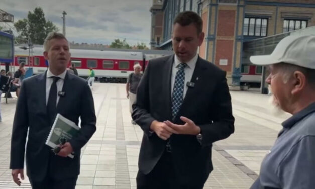 Magyar Pétert leköpték a Nyugati Pályaudvaron (videó)
