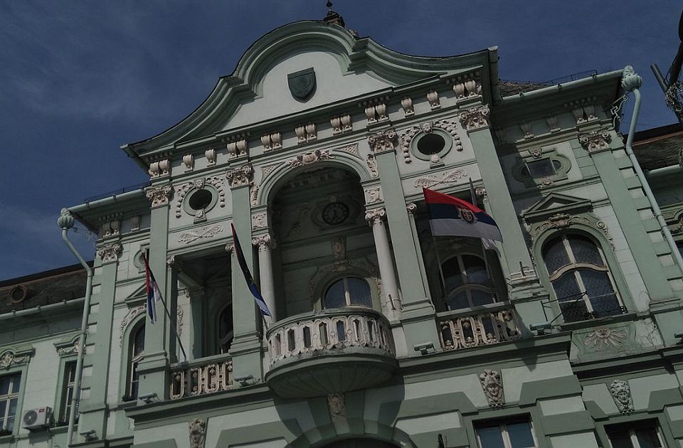 Tényleg leszakadt a plafon a nagybecskereki Városháza Kék Szalonjában?