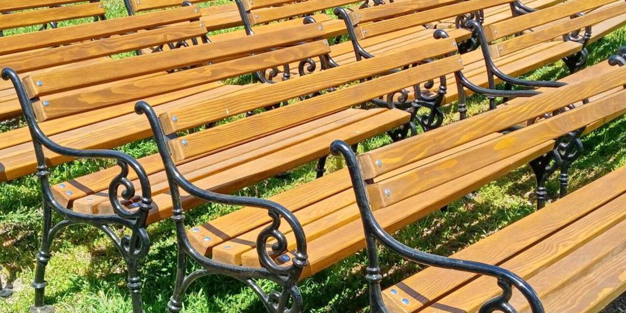 Raktárban porosodnak az adományokból vásárolt padok Óbecsén