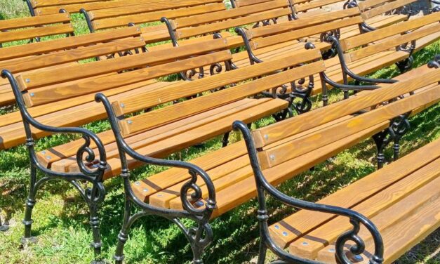 Raktárban porosodnak az adományokból vásárolt padok Óbecsén