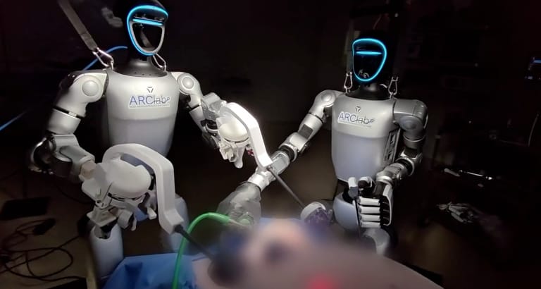 A világon először végeztek el egy teljes műtétet robotokkal (videóval)