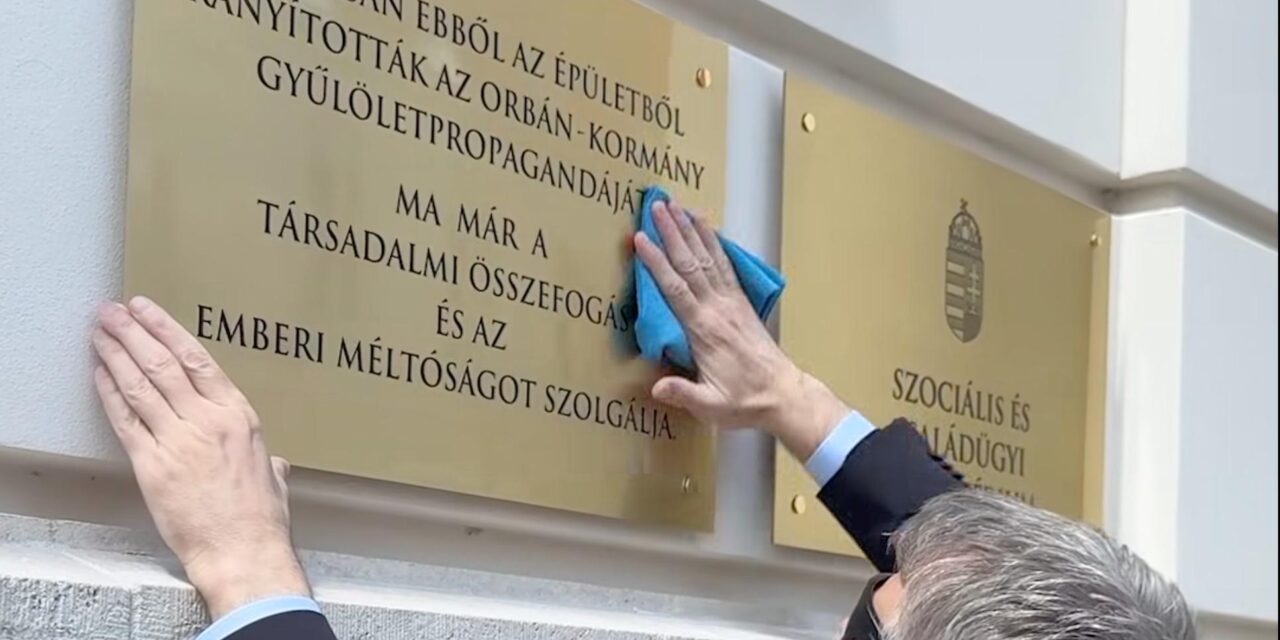 Emléktáblát kapott Rogán Antal egykori propagandagyára