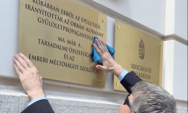 Emléktáblát kapott Rogán Antal egykori propagandagyára