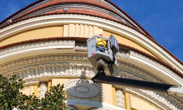 A városháza fent lévő elemeinek állapota is veszélyes
